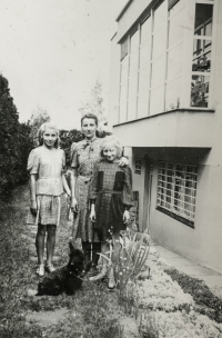 V protektorátním Brně u bohaté sestřenice Ludmily, kam jeli na propustku, vlevo sestra Eliška, vpravo Marie Králová