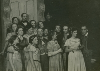 V době, kdy s ochotníky hráli operetky, Marie Králová stojí úplně vlevo ve světlých šatech a dívá směrem k fotografovi