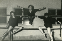 Marie Králová uprostřed na bradlech v kylešovické sokolovně v 50. letech, 20. století