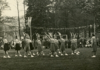 Spartakiádní sestava v podání kylešovických sokolek v Hradci nad Moravicíc v roce 1955