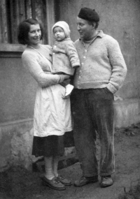 Pamětník s rodiči ve Střekově (otec pracoval jako horník na dole Prokop Holý v Tuchomyšli, matka, profesí účetní, byla v letech 1954–1969 v domácnosti)