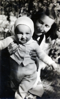 The witness with mother in Střekov, 1955