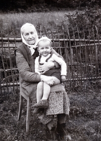 Pamětník s babičkou na letním pobytu v obci Těchonín 1956