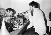 Zkouška nahrávání na fonograf (pamětník vpravo, snímek vznikl na schůzce sekce sběratelů standardních gramodesek při fonoklubu Svazarmu v Praze na Pankráci), 1976  