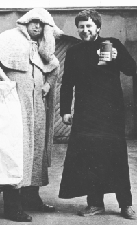 Vladimír Kaiser stojící vpravo vítá s kolegou v divadelních kostýmech exkurzi studentů archivnictví v Kadani, 1981