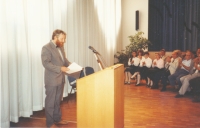Pamětník při zahajovací řeči na výstavě „Nordböhmische Landschaft in der Romantik“ v Sudetoněmeckém domě v Mnichově 4. září 1991. Výstava byla první společnou oficiální akcí českých a sudetoněmeckých institucí