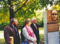 The unveiling of a memorial plaque to the mayor of Ústí nad Labem, Leopold Pölzel, in Aussiger Platz in Munich, late September 1996. In the middle is Gertraud Burkert, the Mayor of Munich, and at right is Hans-Jochen Vogel, Chairman of the German Social Democrats from 1987 to 1991.
