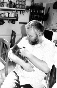 Pamětník doma s kotětem, 2000