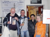 Pouť Via Lusitana, se spolupoutníkem Adamem Šrejbrem a dvěma poutnicemi od Myjavy před poutní kanceláří, 2012