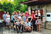 Rodinná fotografie při oslavě 80. narozenin Marty Mezerové, rok 2021