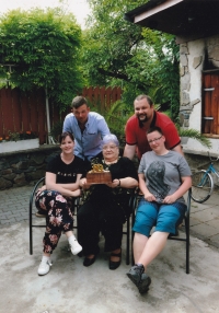 Marta Mezerová se svými vnuky, rok 2023