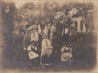Dědeček Aleše Suka z otcovy strany v horní řadě uprostřed,. Ochotnický soubor ze Železnice, nastudování Maryši bratří Mrštíků v letech 1924 - 26