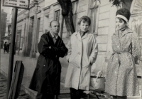 Zleva: Milan Kopecký, MUDr. Kvapilová (rodinná přítelkyně), manželka Emílie, 60. léta, Olomouc