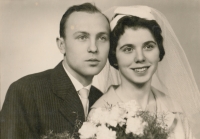 Milan Kopecký a Emílie Kopecká, svatební den, 1961, Pardubice