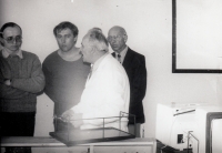 Milan Kopecký (vpravo v pozadí) s kolegy na Univerzitě Palackého, 1992