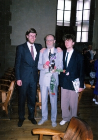 Oldřich Uličný se syny z prvního manželství u příležitosti udělení velkého doktorátu,1992. Na fotce zleva syn Tomáš, Oldřich Uličný, syn Jan
