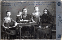 Foto z první světové války, rodina Forýtkova – zleva Marie, Božena, Ludmila, uprostřed maminka Hermína Forýtková, vpravo stařenka Khonová, 1914
