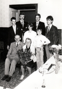 Zlatá svatba rodičů Oldřicha Uličného. Nahoře zleva vnoučata Petr, David, Štěpánka, Daniel, Tomáš, Jan, Hradec Králové 1985