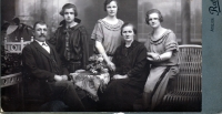 Rodina maminky, zleva sedící prarodiče Augustin a Hermína Forýtkovi, dcery Božena (maminka), Marie, Ludmila, 1930