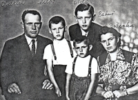 Rodina Uličných, zleva otec Oldřich, synové Miloslav, Oldřich, Bohumil, maminka Božena