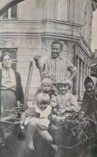 Malá Marie Jónová v popředí se svými sourozenci a tatínkem