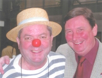 Jaroslav Kratochvíl v kulturním domě Zahrada s ředitelem Bezdíčkem (2. polovina 90. let)