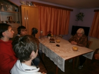 Tým žáků ZŠ Červená Voda pod vedením Moniky Polanské při natáčení rozhovoru v rámci Příběhů našich sousedů, 9. listopadu 2021