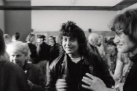 Karel Cudlín ve výstavní síni FOMA v Praze, po levém boku Dagmar Hochová, po pravém Dana Kyndrová, 1991
