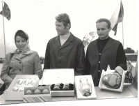 Navigační soutěž Aerorallye na letišti Sazená, Miloš Fiala uprostřed, 1971