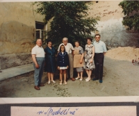 Rodiče, dědeček a babička Šediví v Nabdíně, 70. léta 20. století. Zleva pan Šedivý, tchán a tchyně Evy, tatínek, maminka, setra a Václav