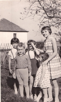 Děti Marie Šimánkové s návštěvou z Německa, 1964