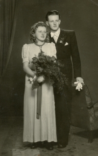 Nejstarší sestra Slavomila Lindovská, roz. Janáčková, a její bratr Miloš Janáček, kolem roku 1940