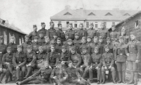 Fotografie vojenského oddílu z doby první světové války