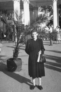 Matka pamětnice Anna Janáčková na léčbě revmatu v Mariánských Lázních, 1947