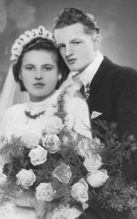 Nejstarší bratr Miloš Janáček na svatební fotografii s manželkou Ludmilou, prosinec 1944