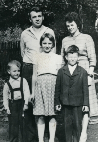 První manžel Jaroslav Janků, Drahomíra Starobová a jejich děti (zleva) František, Jaromíra, Drahomír, 1963