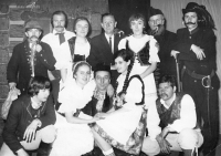 Jan Dytrych (spodní řada první zleva) i jeho otec (spodní řada uprostřed) se v Dobrovicích věnovali ochotnickému divadlu 