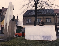 Jan Dytrych starší se věnoval v Dobrovicích po sametové revoluci komunální politice, na snímku během odhalování kdysi odstraněného pomníku T. G. Masaryka