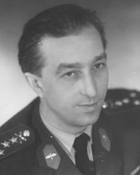 Pamětníkův otec působil u československé armády jako letec, na snímku ze 60. let je v hodnosti kapitána 