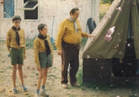Jan Dytrych starší (zcela vpravo) na skautském táboře, 1993