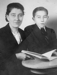 Pamětníkův otec se svojí matkou Eliškou Schwipelovou, 1942