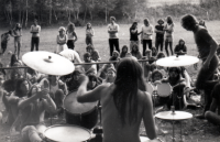 Fotbal pořádaný lidmi z undergroundu v Obědné, 80. léta, za bicími Jiří Žuška