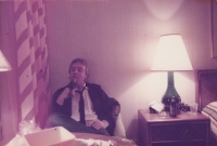 Oslava u kamaráda na Aljašce 1988-89, (Hra s papouškem)