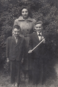 První přijímání, zleva bratr Otta, matka Marie, Milan Jiříček, cca 1957