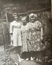 Vpravo matka pamětnice Růžena Šantorová, roz. Černá, uprostřed babička Celestýna Černá, roz. Baslová, s kamarádkou v Plzni na Karlově