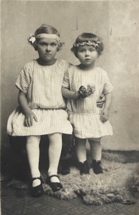Vpravo matka pamětnice Růžena Šantorová, roz. Černá, se sestrou Věrou, cca 1926