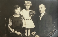 Babička pamětnice Celestýna Baslová, provdaná Černá, s manželem a vyvdanou dcerou Věrou, cca 1923