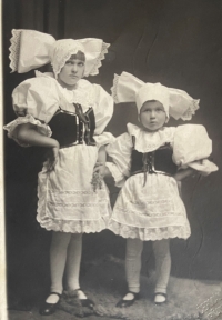 Vpravo matka pamětnice Růžena Šantorová, roz. Černá, se sestrou Věrou, cca 1927