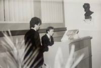 Studenti Jitky Chaloupkové (u varhan sedí Jan Esterle), Bečov nad Teplou, 80. léta