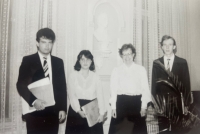Jitka Chaloupková (druhá zprava) se svými studenty, hudební škola Bečov nad Teplou, 80. léta